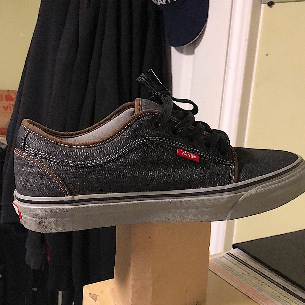 Bran you vans size 9 really good looking shoes new laces looks like a new shoes